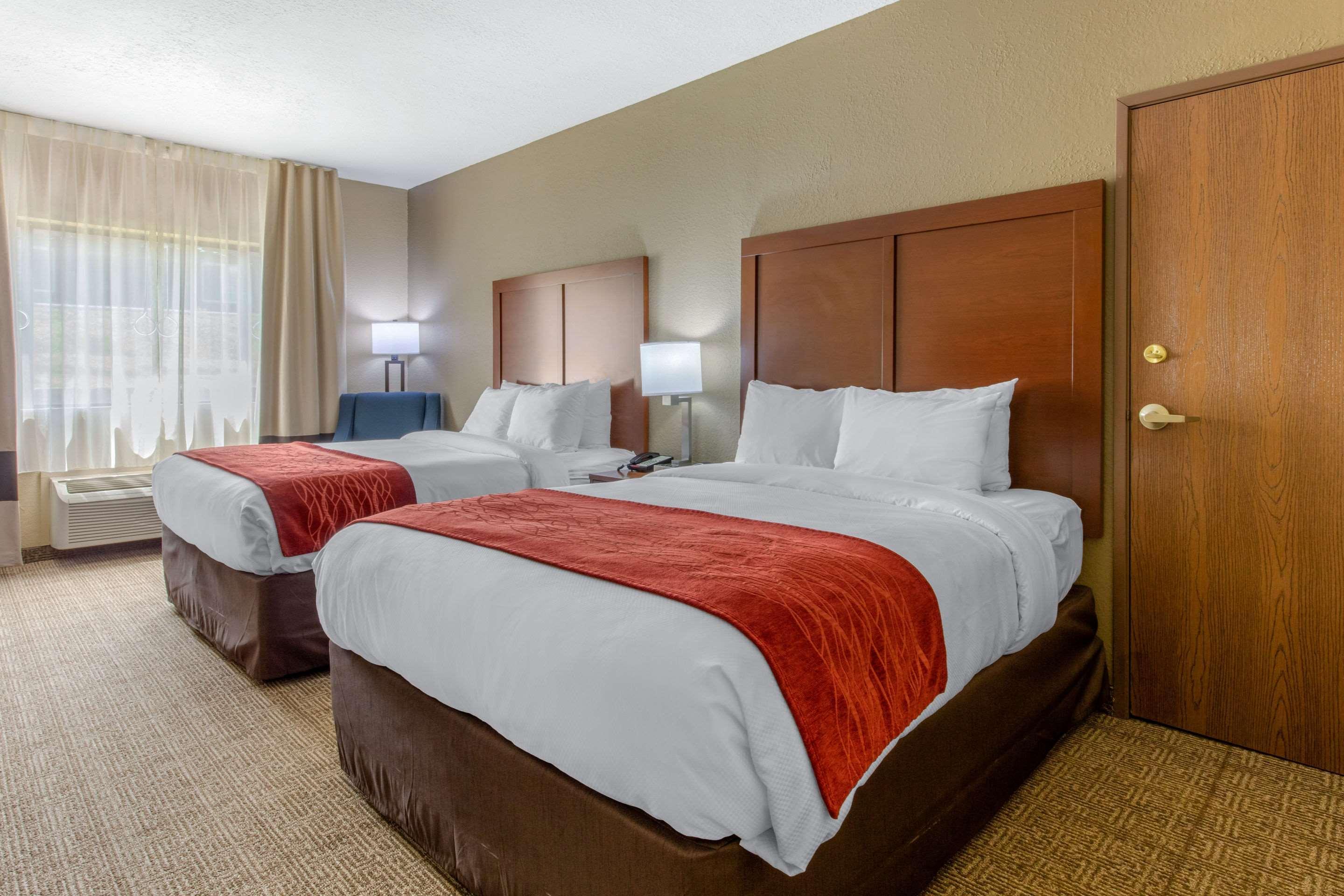 Comfort Inn & Suites Маккомб Экстерьер фото