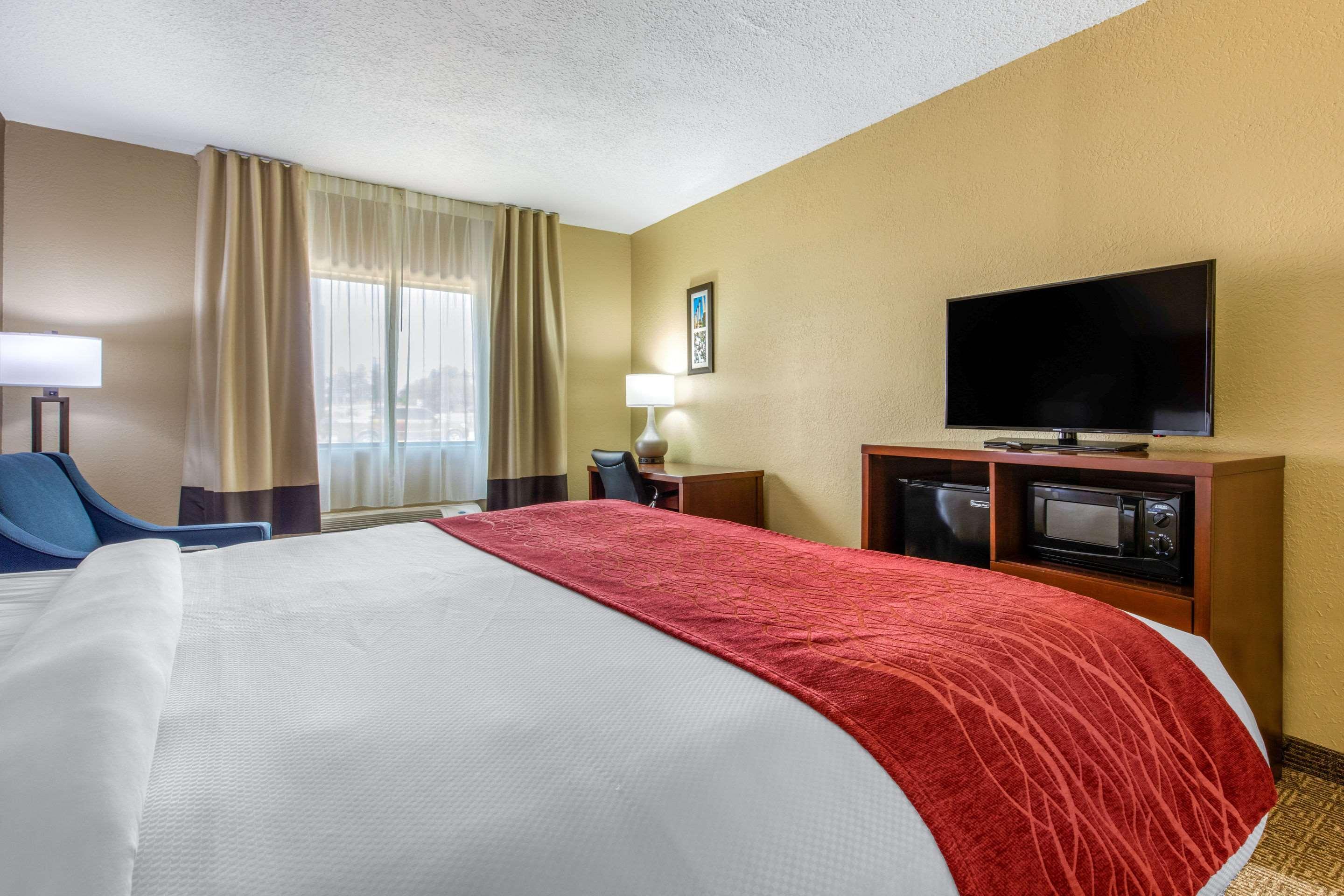 Comfort Inn & Suites Маккомб Экстерьер фото