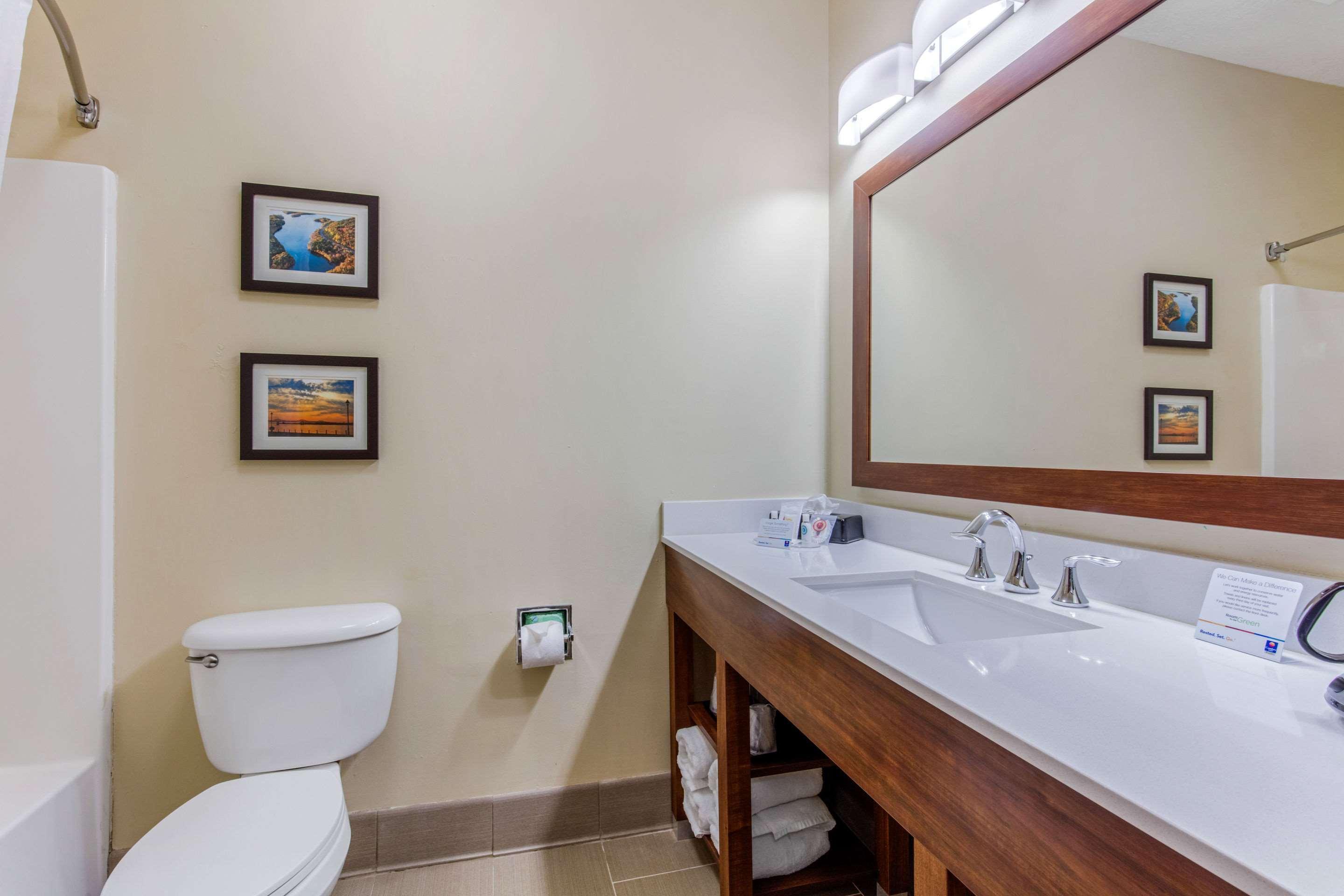 Comfort Inn & Suites Маккомб Экстерьер фото