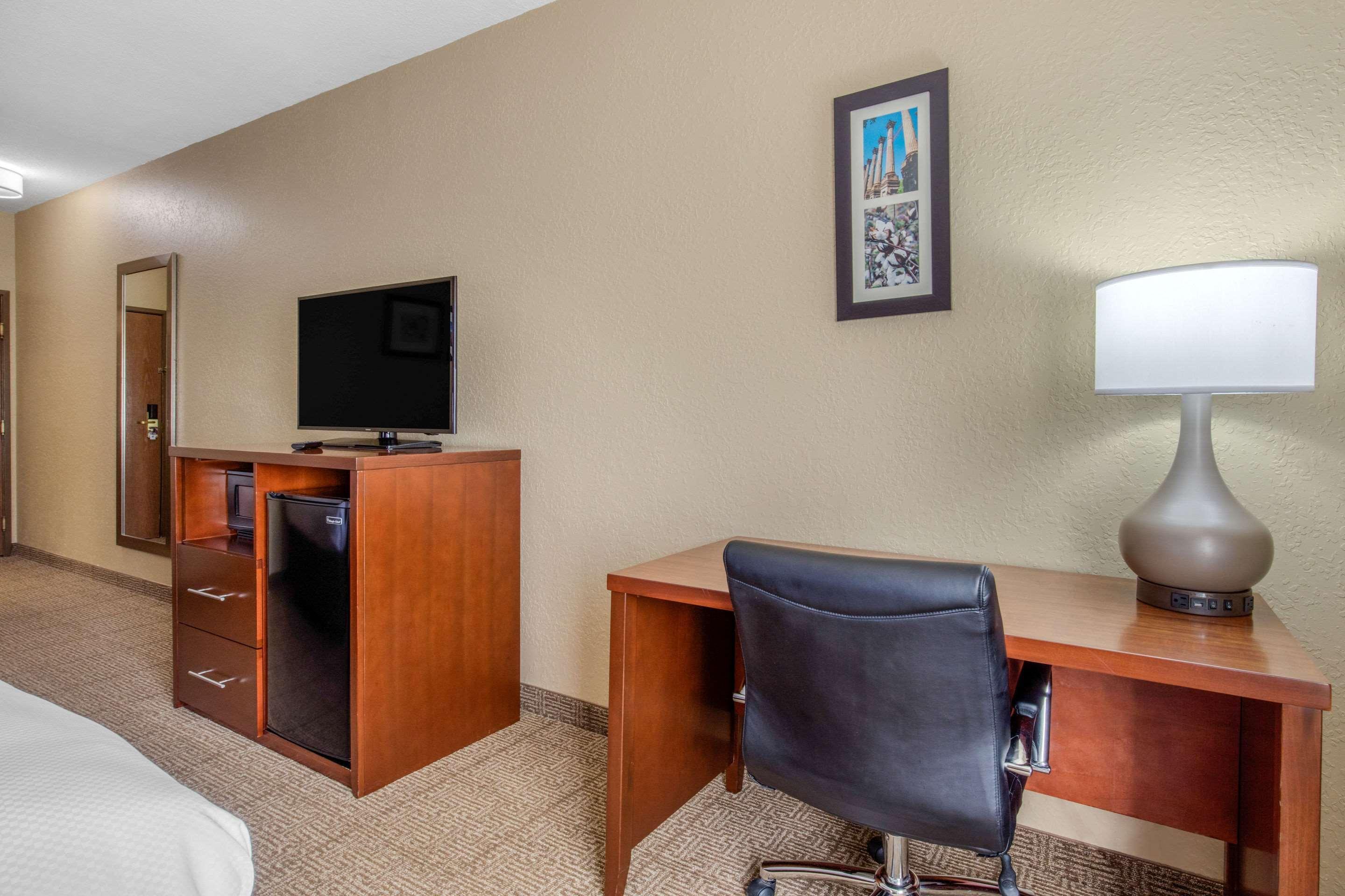 Comfort Inn & Suites Маккомб Экстерьер фото