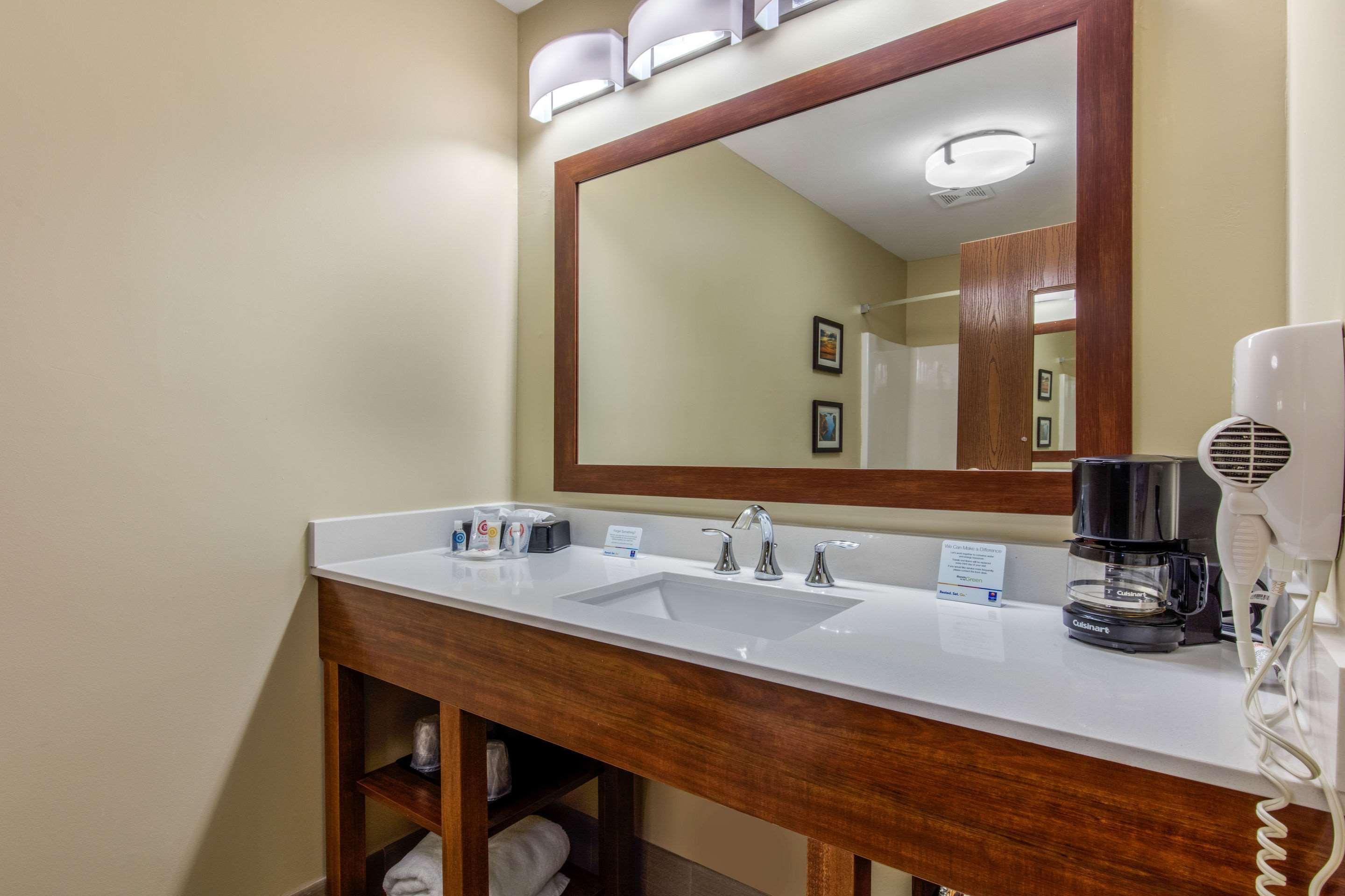 Comfort Inn & Suites Маккомб Экстерьер фото