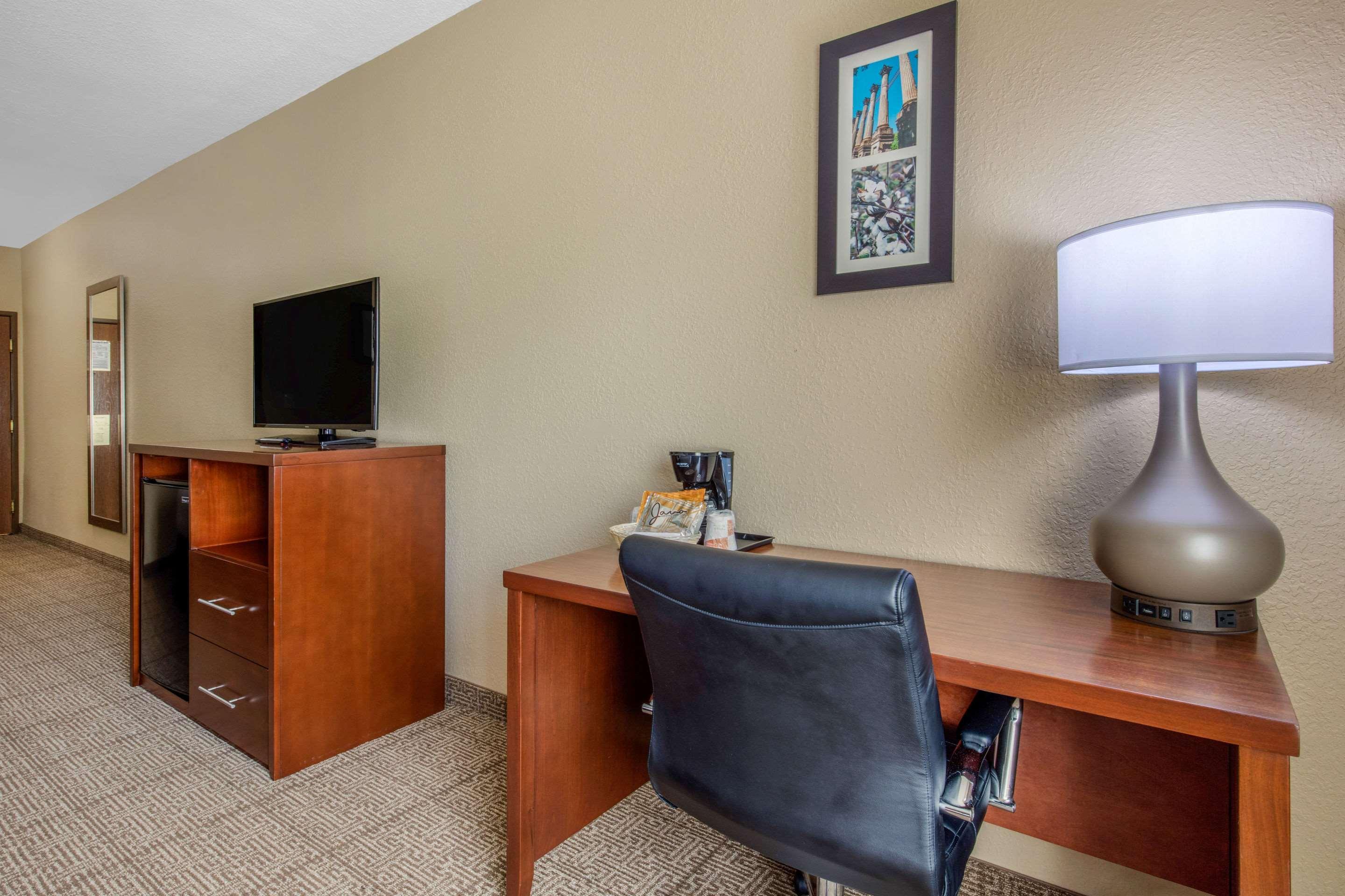 Comfort Inn & Suites Маккомб Экстерьер фото