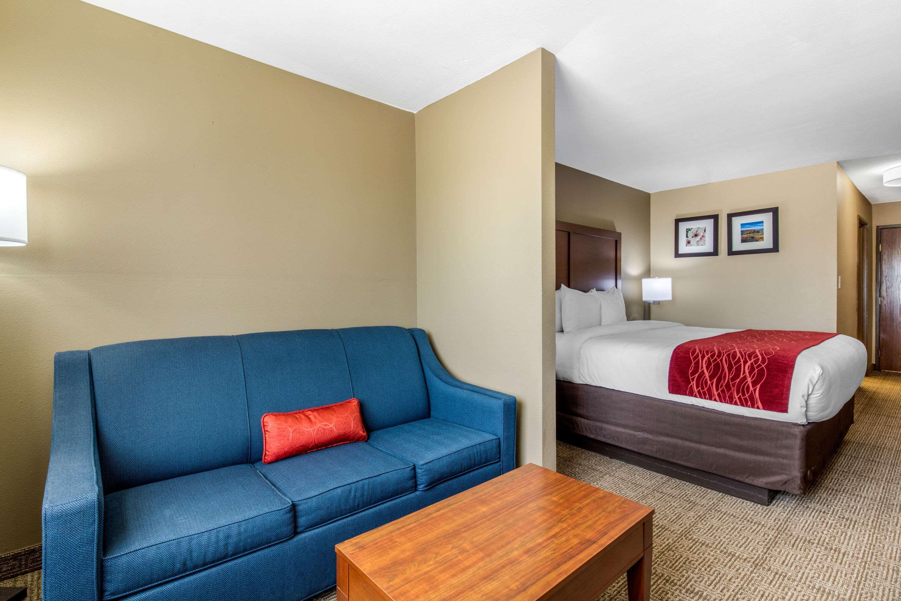 Comfort Inn & Suites Маккомб Экстерьер фото
