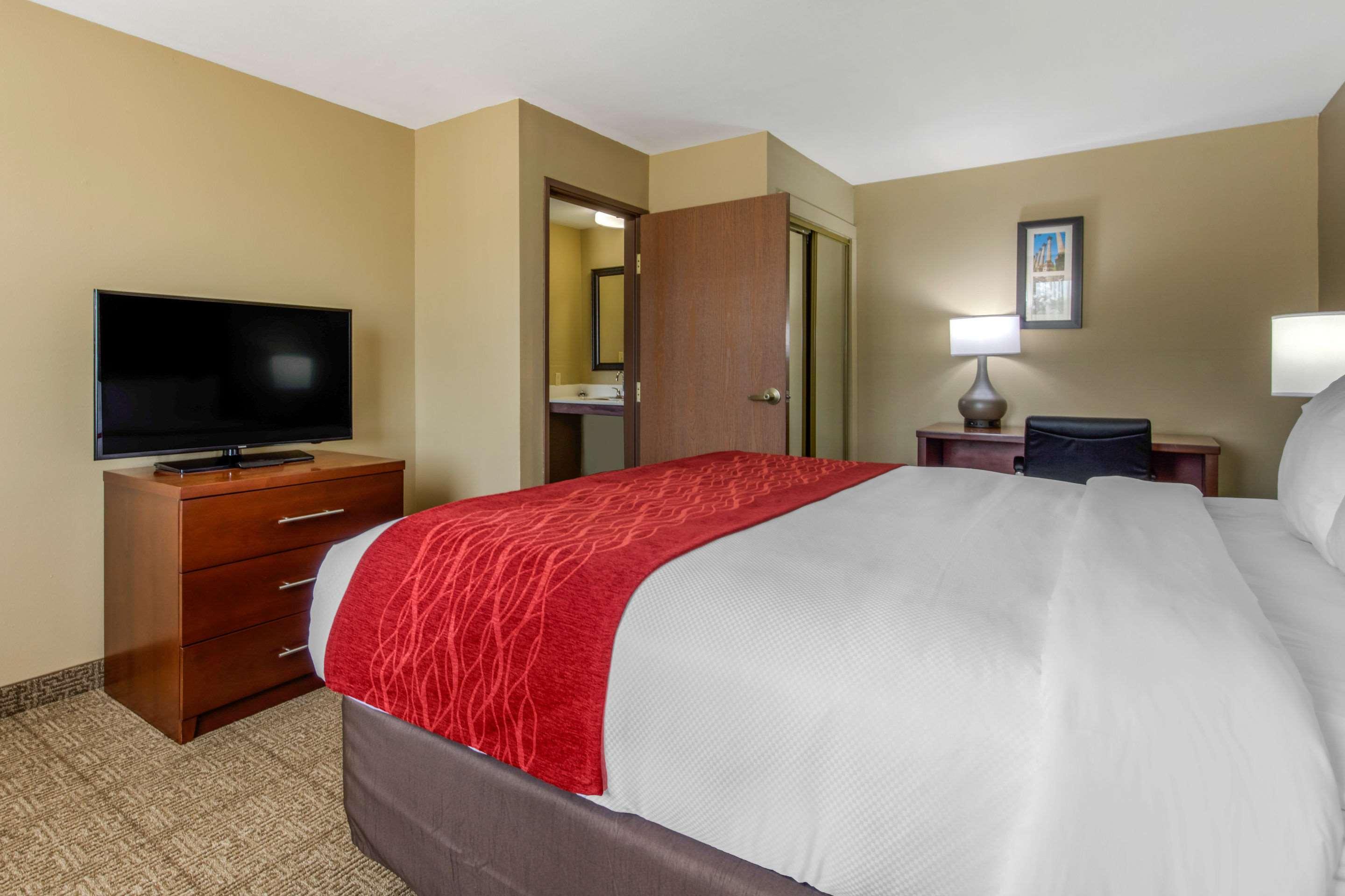 Comfort Inn & Suites Маккомб Экстерьер фото