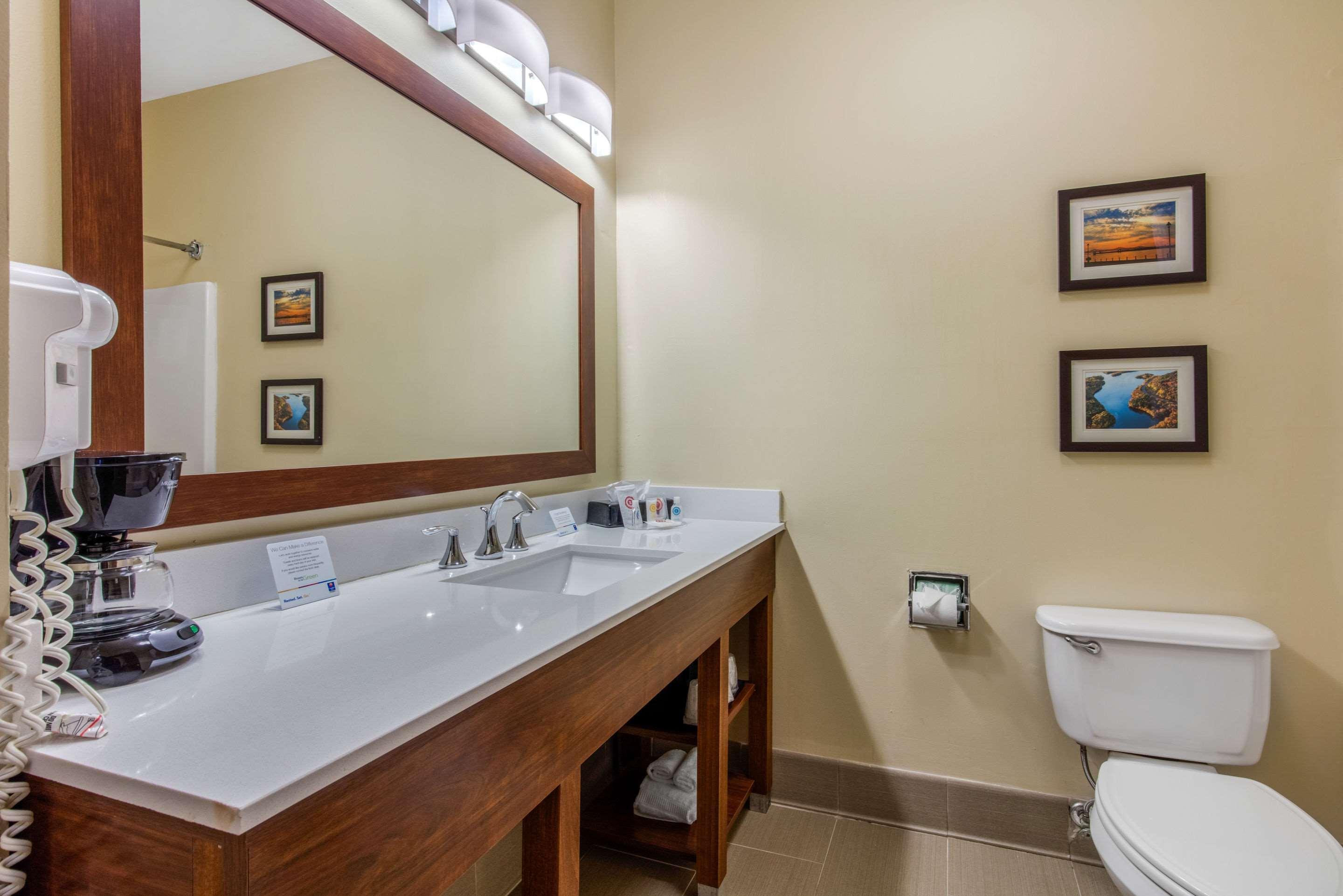 Comfort Inn & Suites Маккомб Экстерьер фото