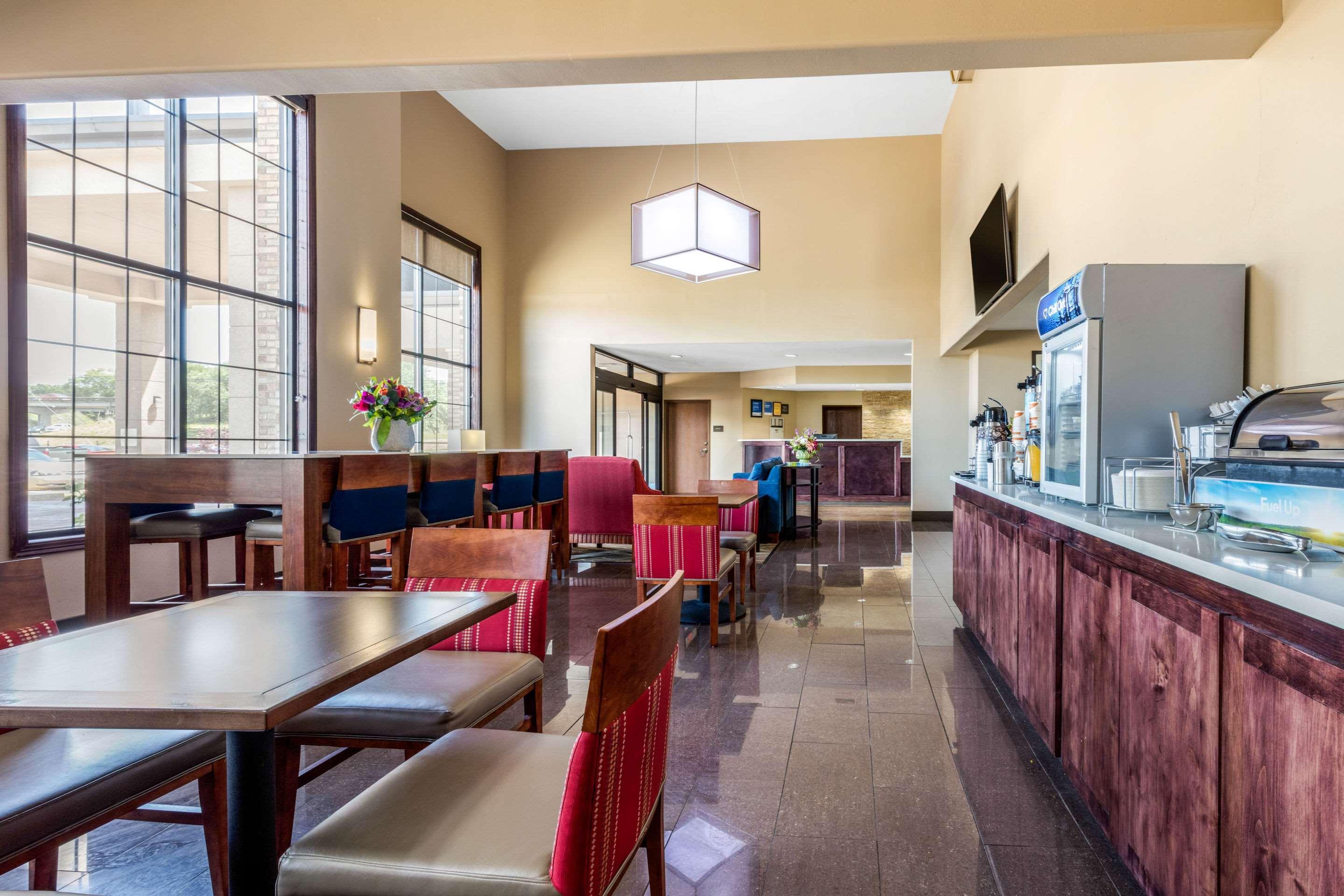 Comfort Inn & Suites Маккомб Экстерьер фото