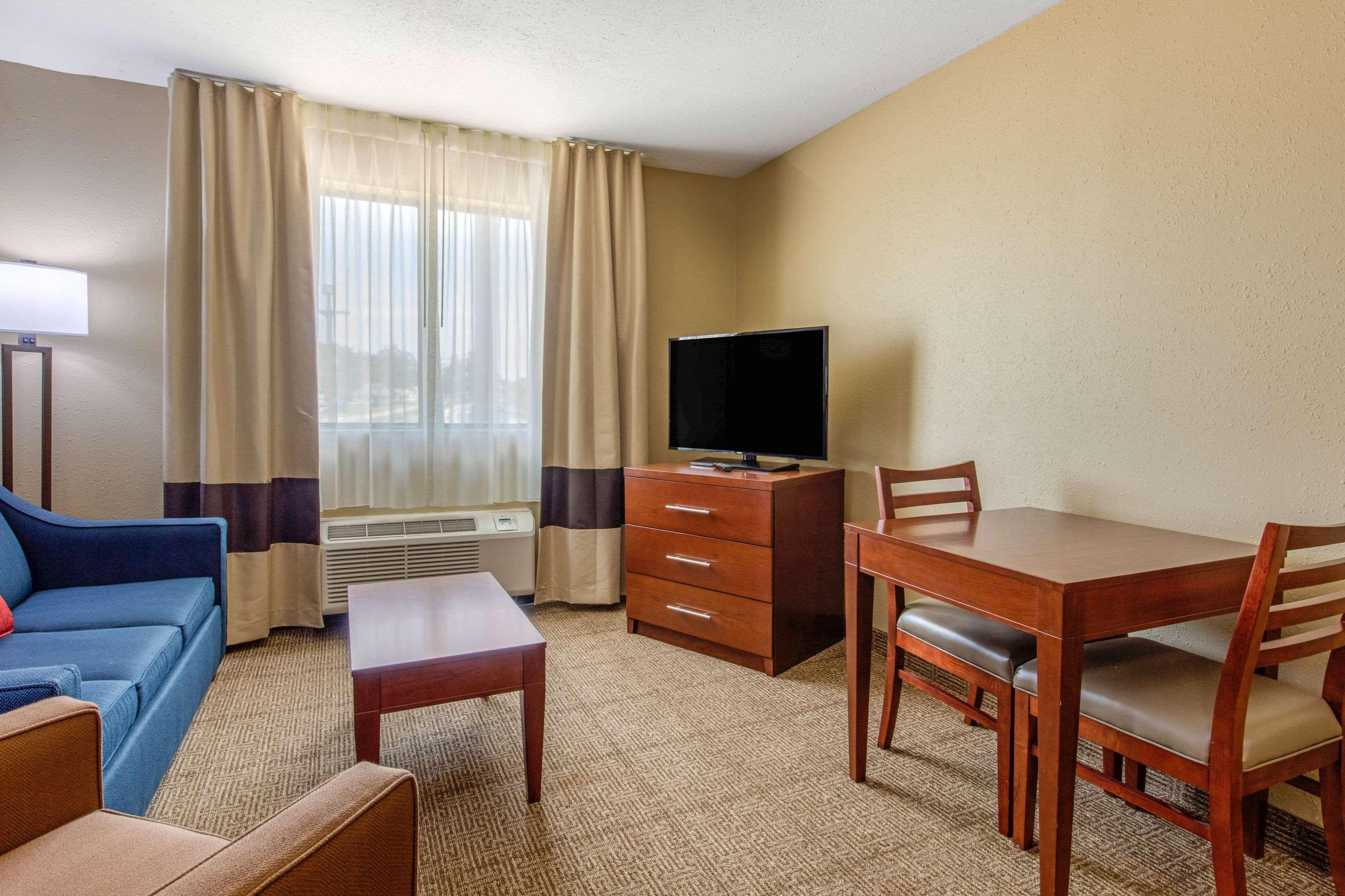 Comfort Inn & Suites Маккомб Экстерьер фото