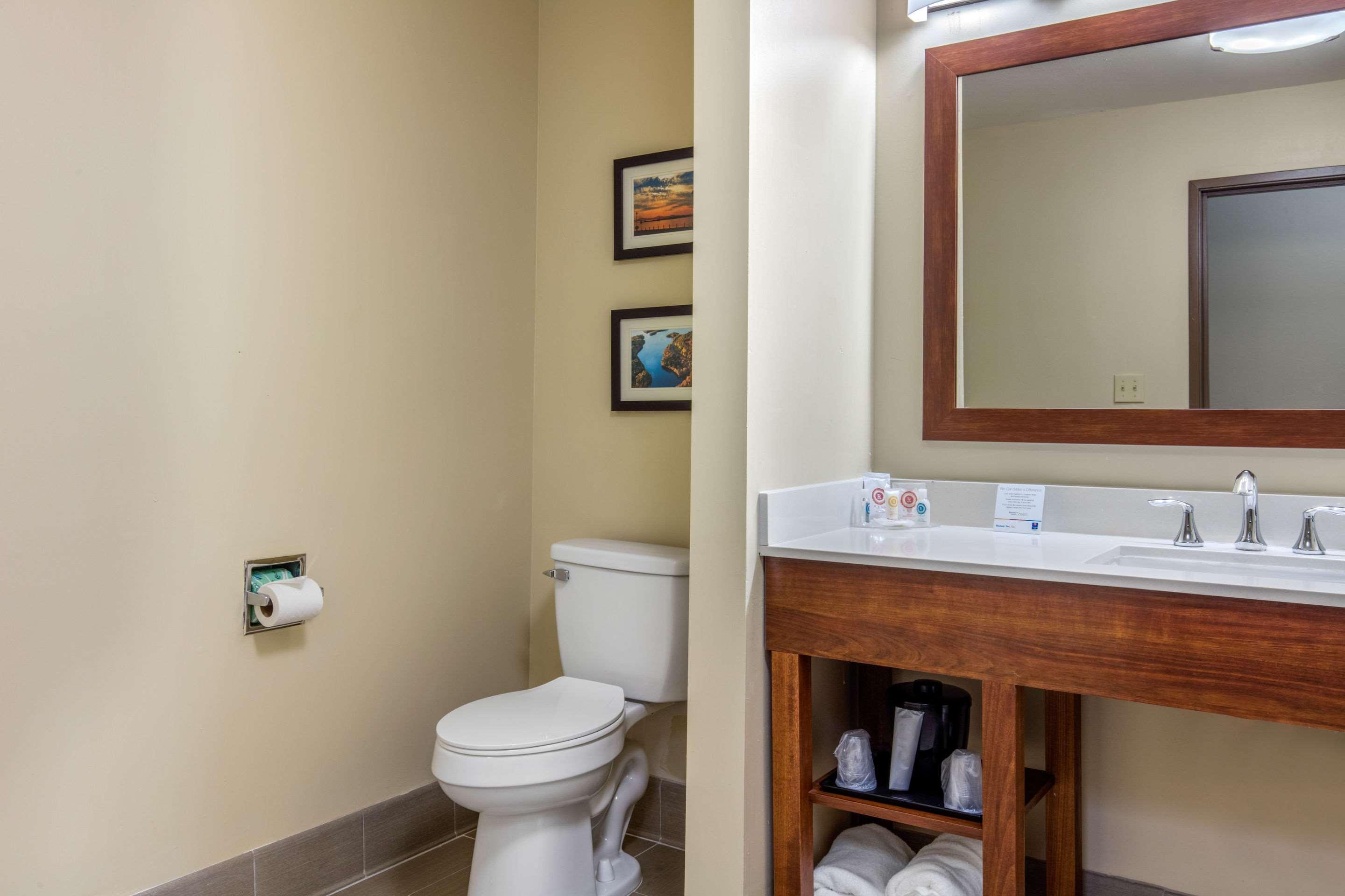 Comfort Inn & Suites Маккомб Экстерьер фото