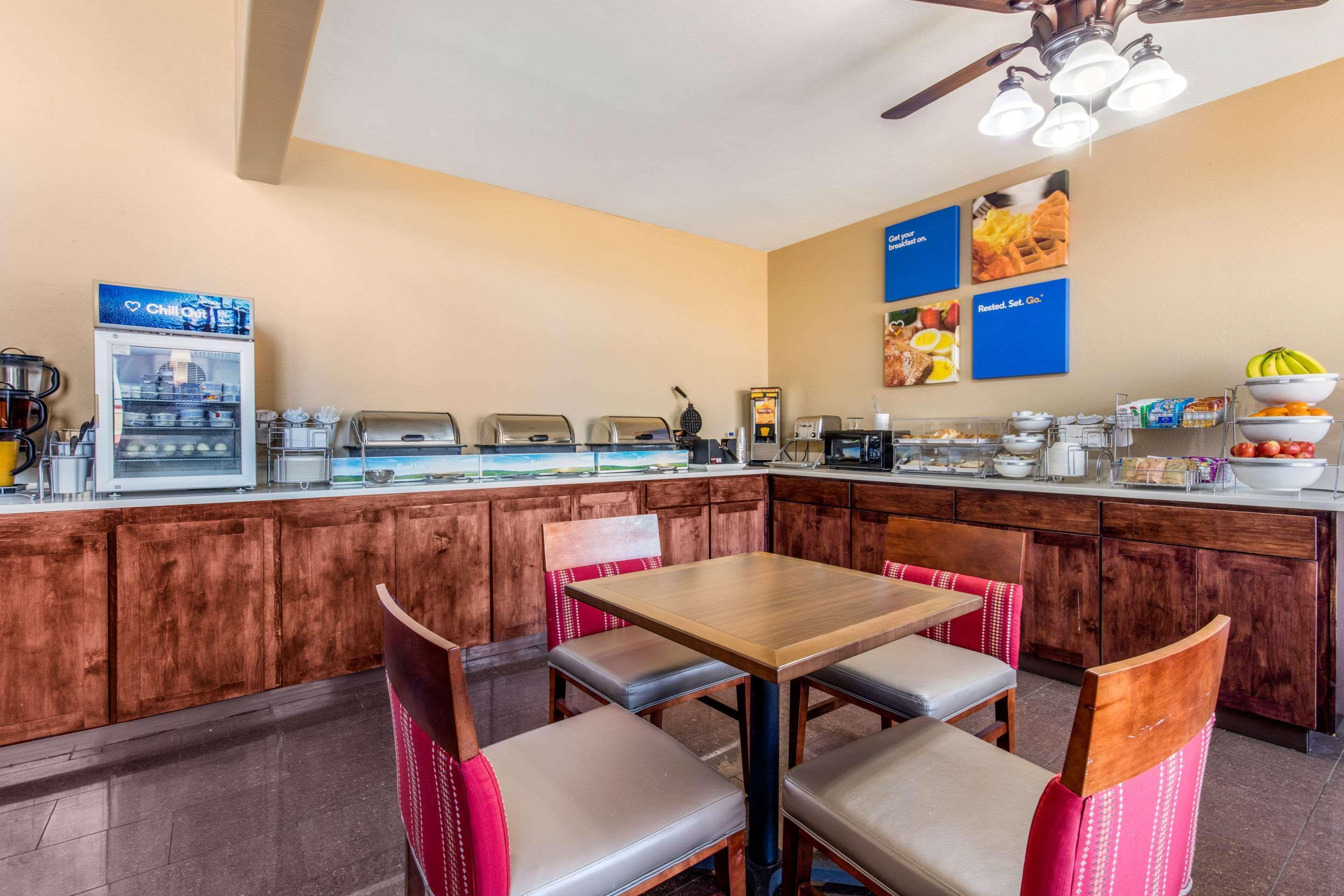 Comfort Inn & Suites Маккомб Экстерьер фото