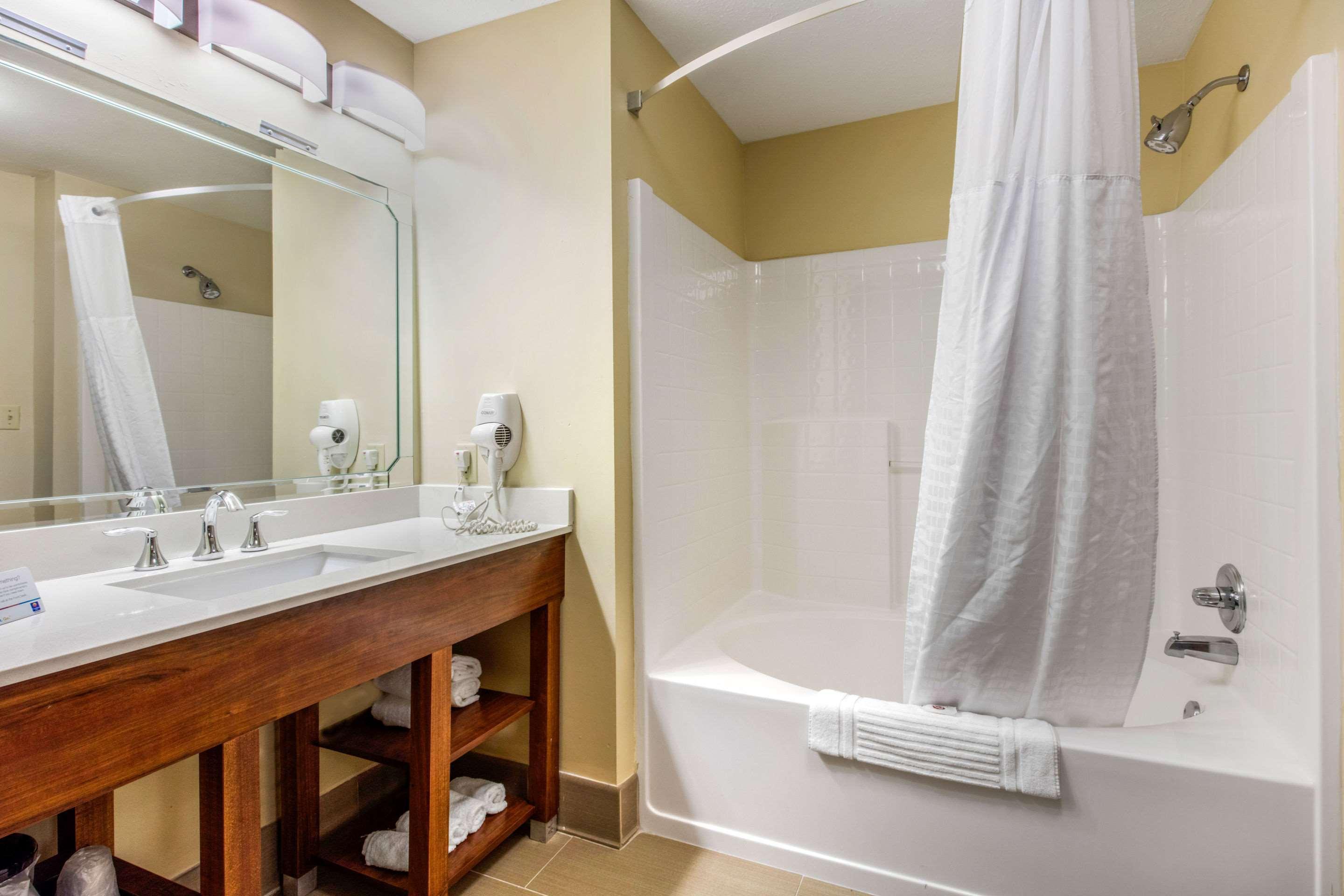Comfort Inn & Suites Маккомб Экстерьер фото