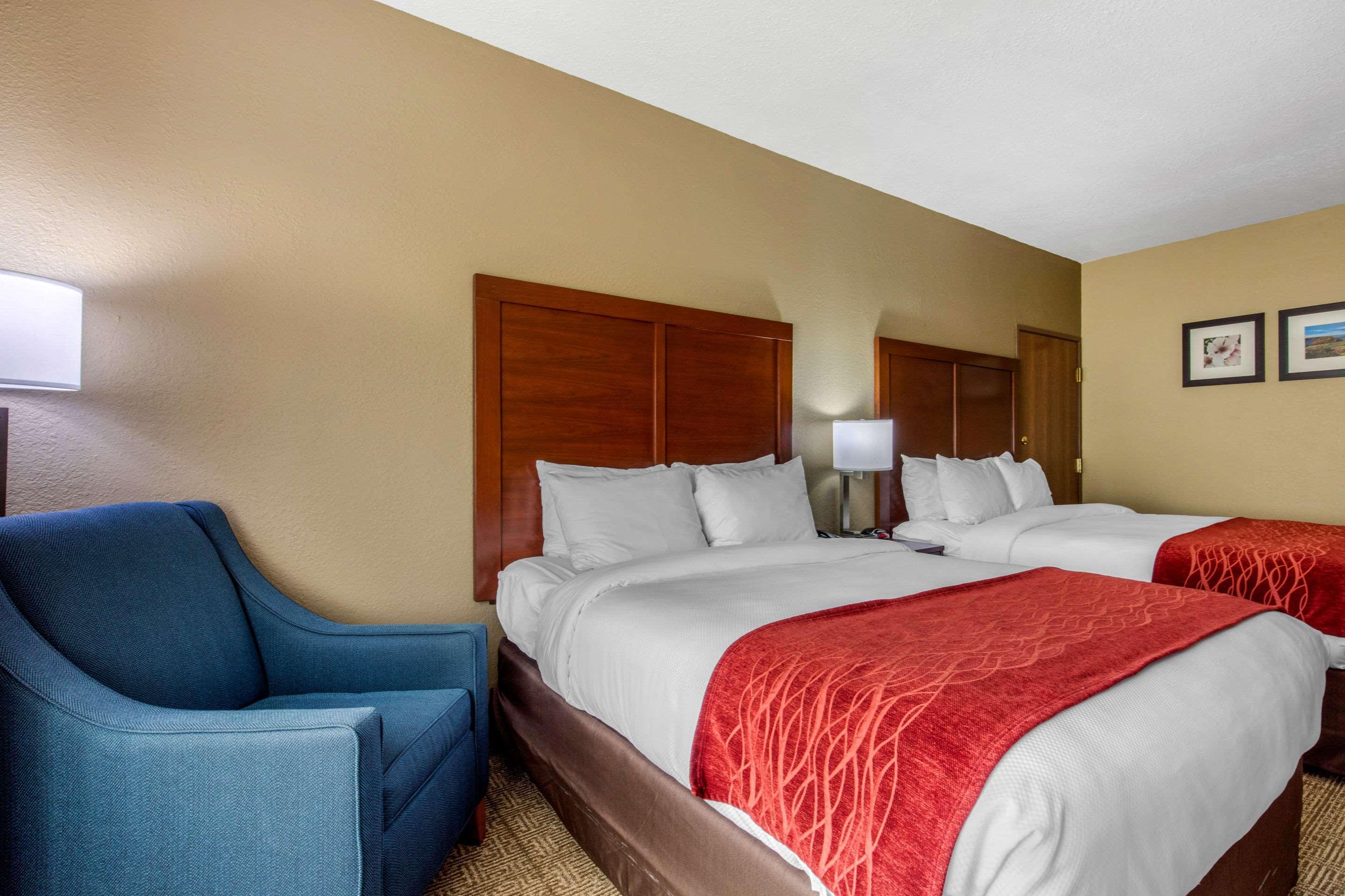 Comfort Inn & Suites Маккомб Экстерьер фото