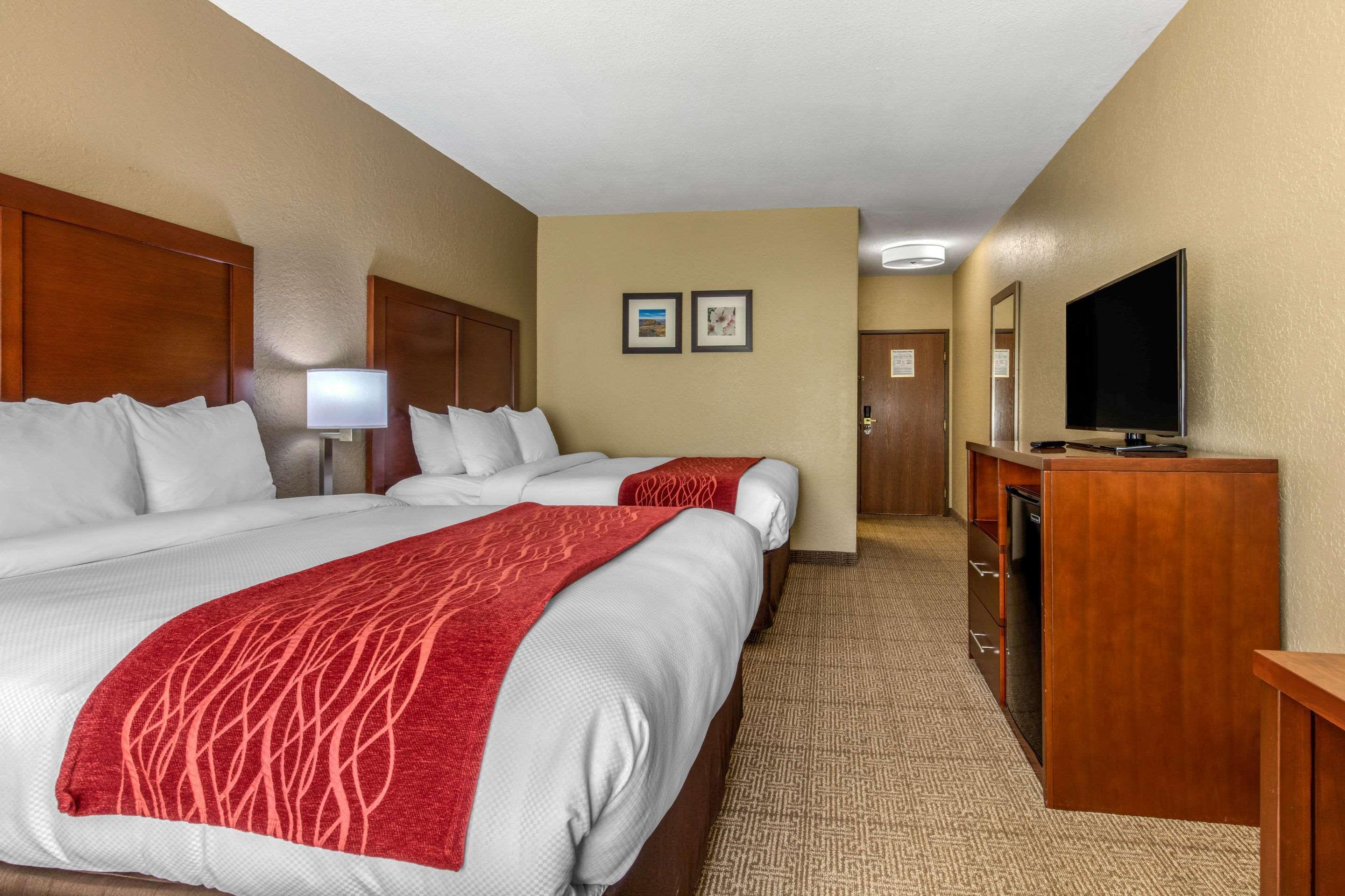 Comfort Inn & Suites Маккомб Экстерьер фото