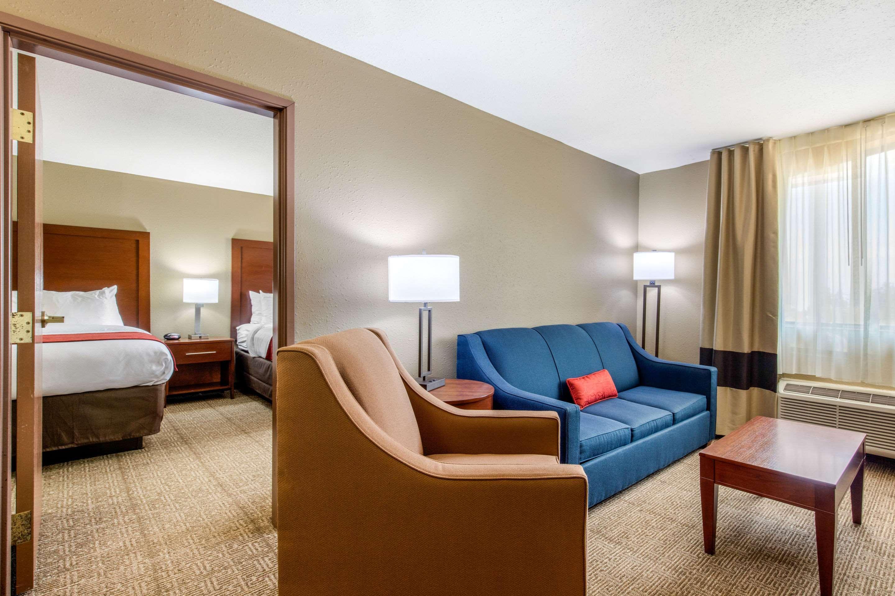 Comfort Inn & Suites Маккомб Экстерьер фото
