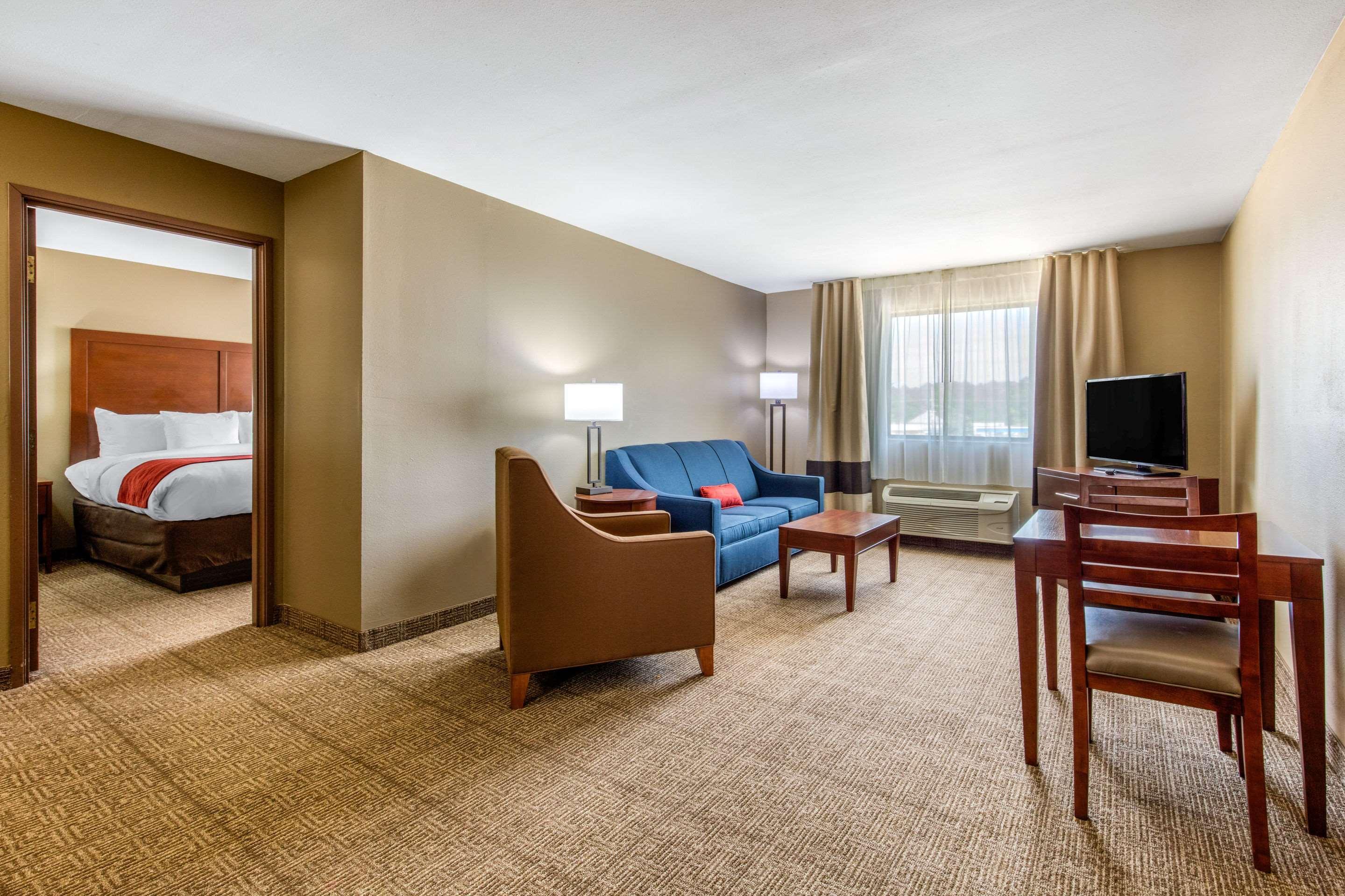 Comfort Inn & Suites Маккомб Экстерьер фото