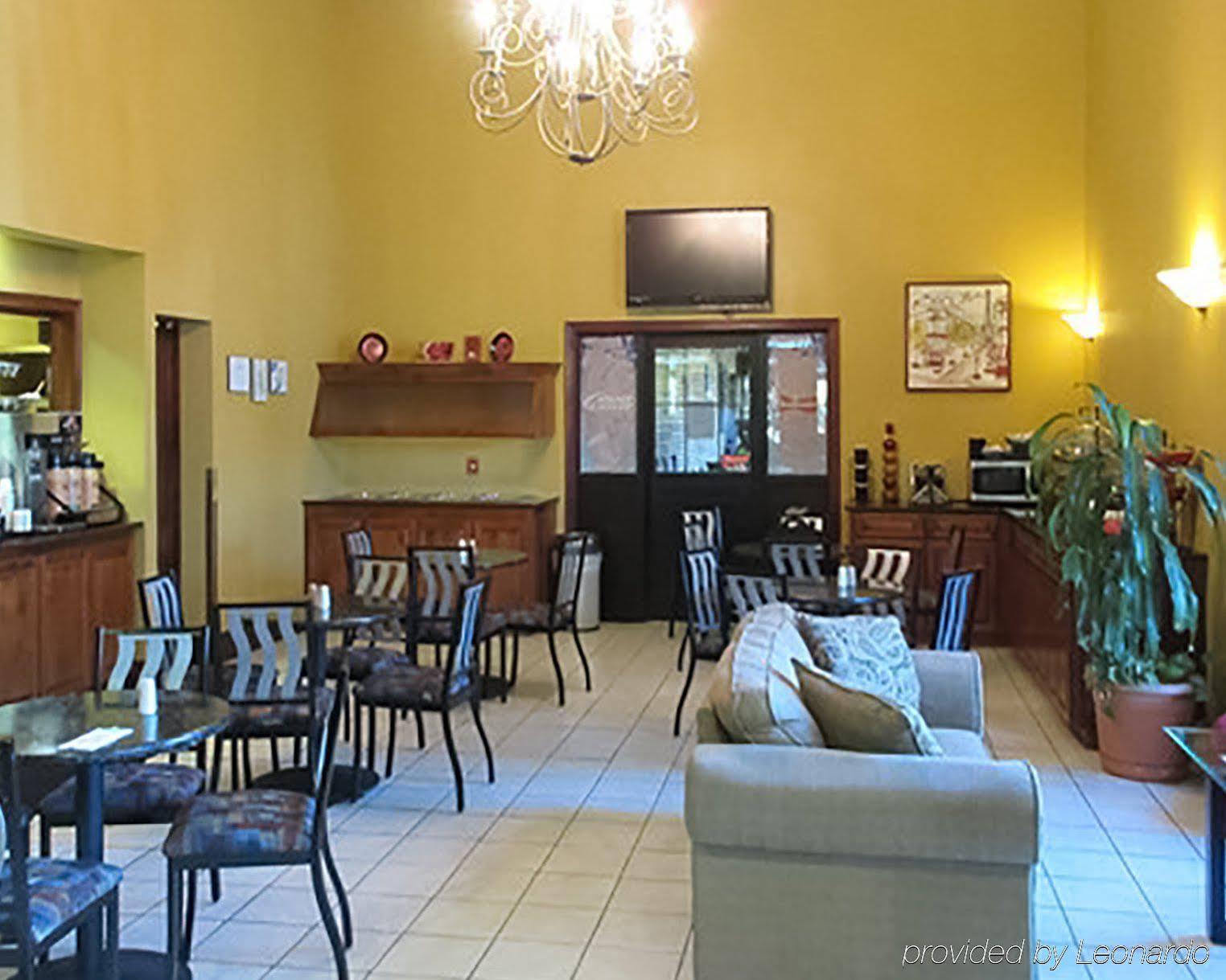Comfort Inn & Suites Маккомб Экстерьер фото