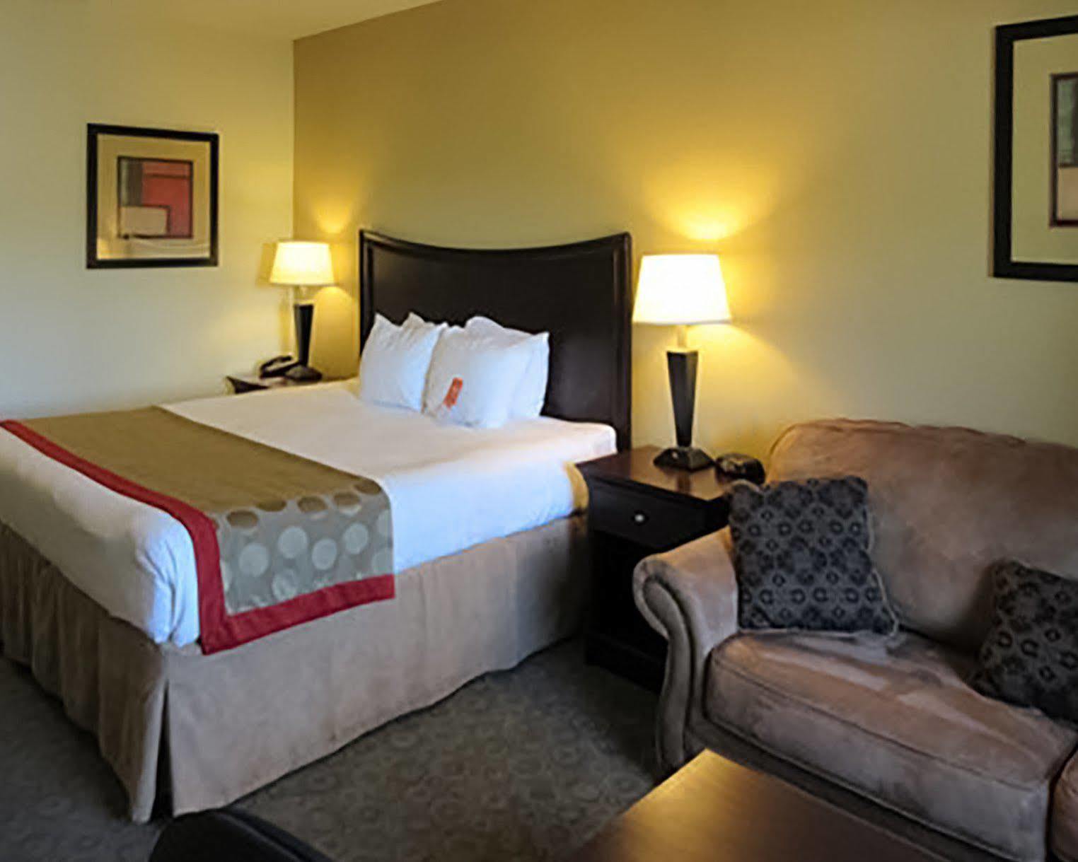 Comfort Inn & Suites Маккомб Экстерьер фото